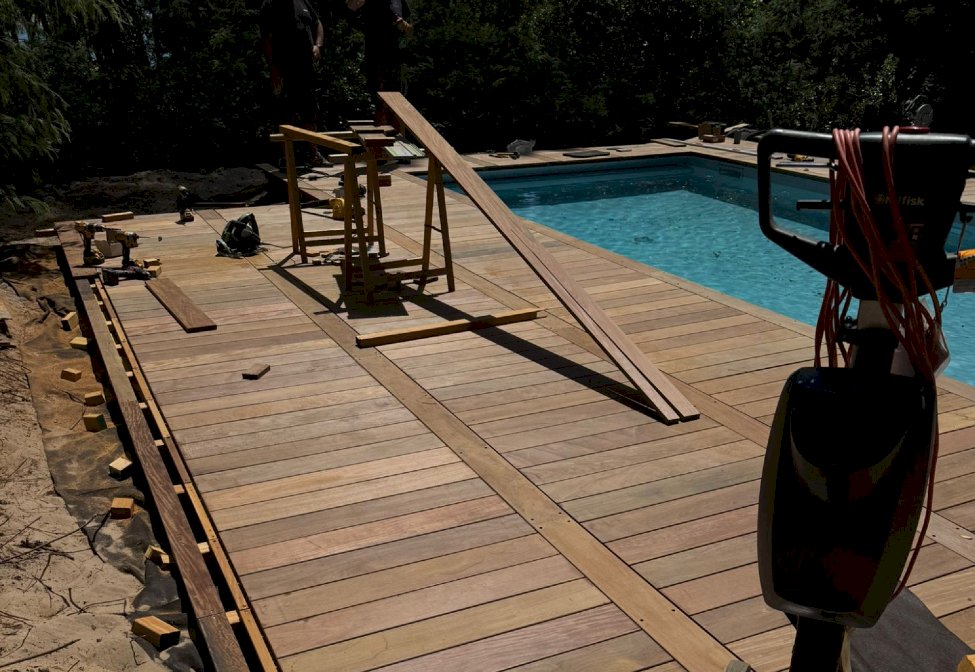 Construction d'une piscine classique en béton par Le Bassin Bleu